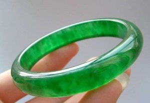 劣质翡翠手镯有什么危害？怎么快速辨别真假翡翠手镯