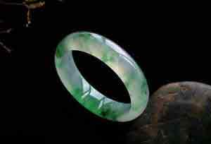 翡翠手镯裂了怎么办？翡翠手镯为什么会产生裂纹？