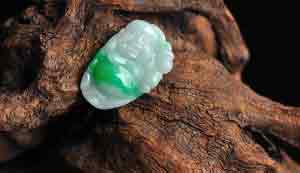 什么人才适合戴翡翠玉佛项链？ 一般售价多少